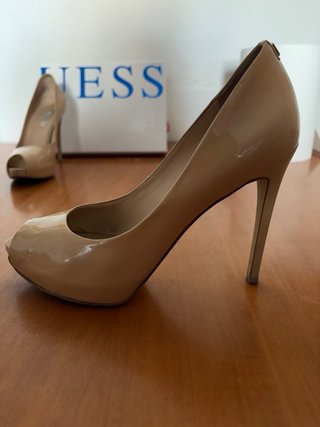 Tacones Guess nude de charol