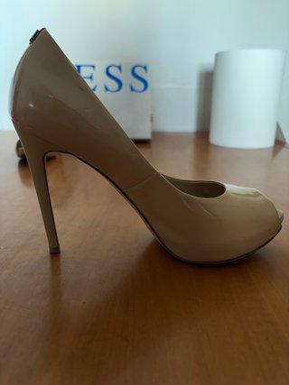 Tacones Guess nude de charol