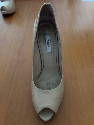 Tacones Guess nude de charol