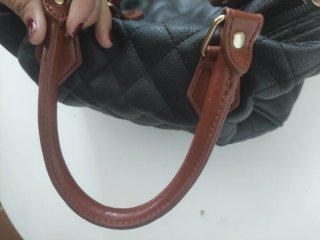 Bolso negro acolchado con asas marrones