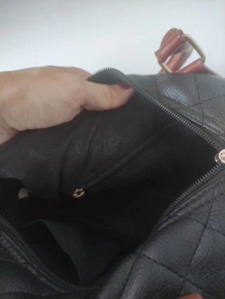 Bolso negro acolchado con asas marrones