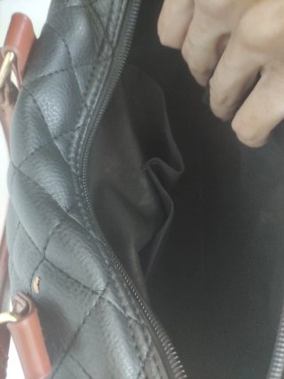 Bolso negro acolchado con asas marrones