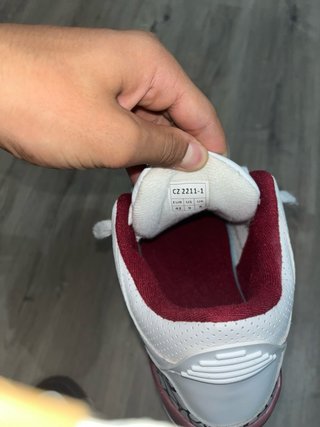 Jordan 3 blacas y granate