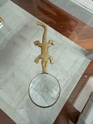 Lupa decorativa dorada estilo cocodrilo