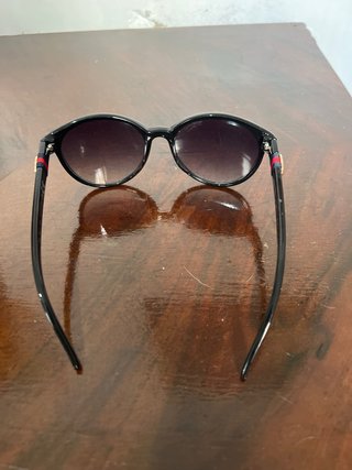 Gafas de sol negras con detalle multicolor
