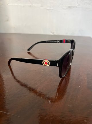Gafas de sol negras con detalle multicolor
