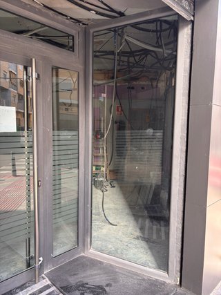 Puerta aluminio entrada negocio