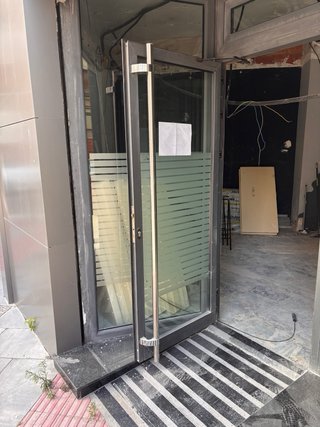 Puerta aluminio entrada negocio