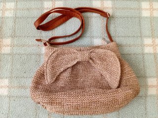 Bolso de mujer beige y marrón con lazo