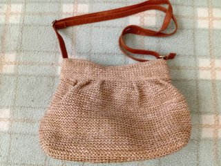Bolso de mujer beige y marrón con lazo