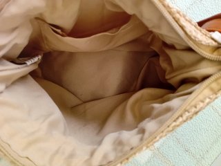 Bolso de mujer beige y marrón con lazo