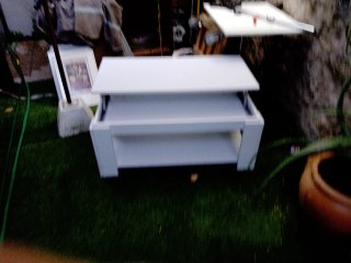 Mesa de salón blanca de madera