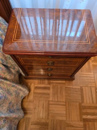 Cama y mesita de noche de madera