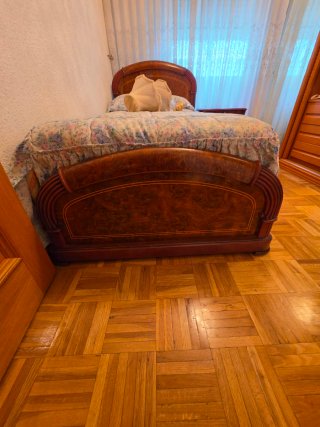 Cama y mesita de noche de madera