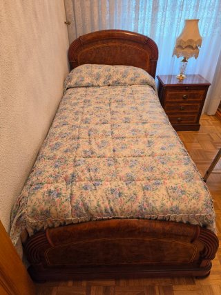 Cama y mesita de noche de madera