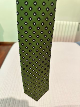 Corbata verde con estampado de rombos