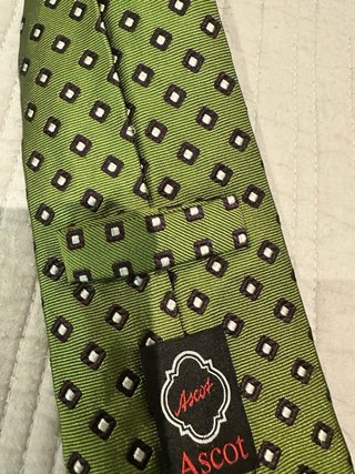 Corbata verde con estampado de rombos