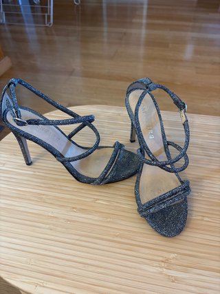 Zapatos de tacón plateados para fiesta