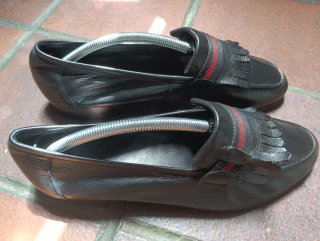 Zapatos de vestir negros con flecos