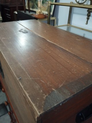 Baúl antiguo de madera