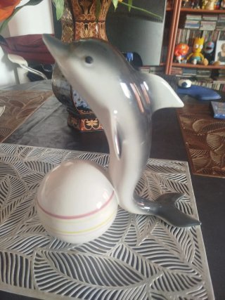 Figura de delfín con bola