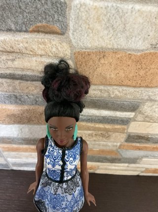 Barbie Fashionista con vestito blu e nero
