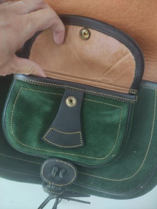 Bolso de ante verde con detalles en piel