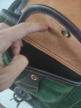Bolso de ante verde con detalles en piel