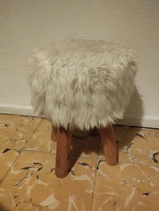 Taburete peludo blanco y madera No envíos!