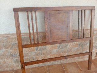 Cabecero de cama antiguo de madera