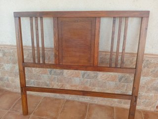 Cabecero de cama antiguo de madera