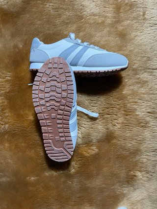 Zapatillas deportivas grises y blancas