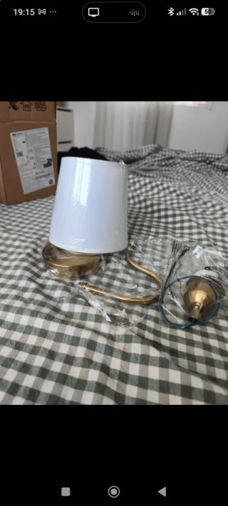 Lámpara de pared moderna sin usar
