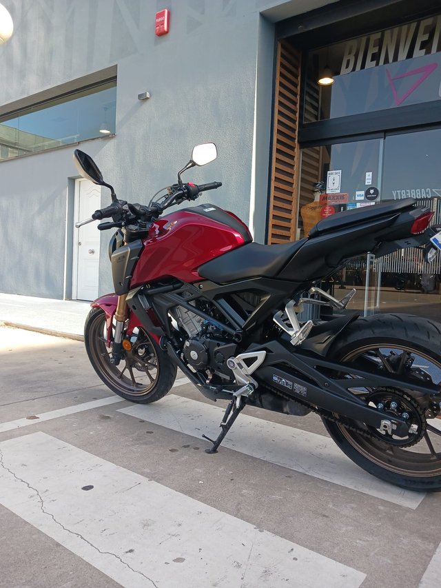 Honda CB125R Roja y Negra