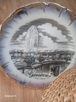 Plato decorativo Genève con borde plateado