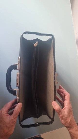 Maletín de piel negro