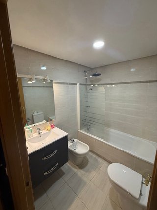Se alquila habitación para una persona, disponible