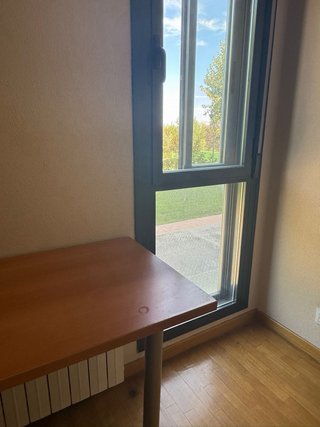 Se alquila habitación para una persona, disponible