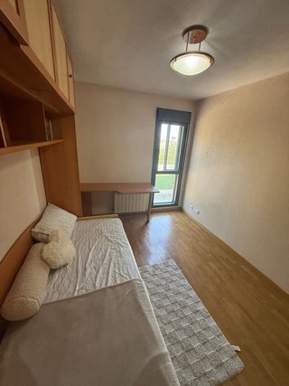 Se alquila habitación para una persona, disponible