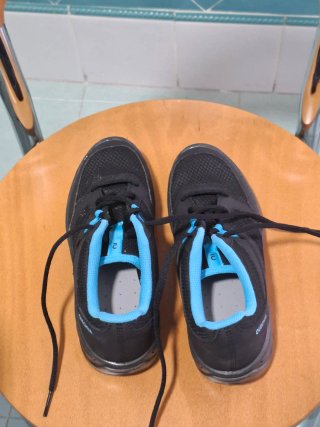 Zapatillas Quechua niña negras y azules