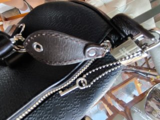 Bolso Salvador Bachiller cuero negro con rayas