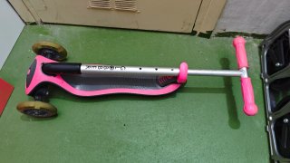Patín infantil Globber 3 ruedas rosa con freno