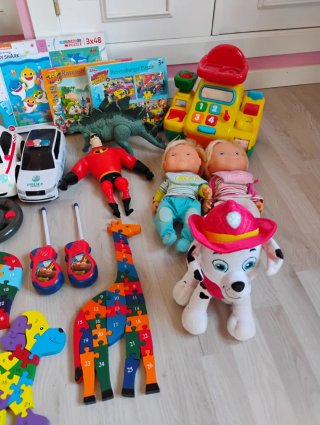 Lote de juguetes: coche, muñecos, puzzles