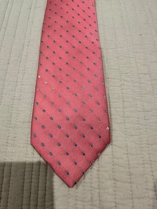 Corbata rosa con topitos