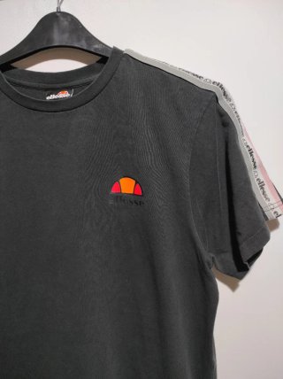 Camiseta negra Ellesse con banda lateral
