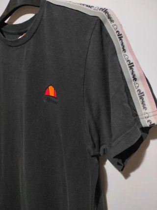 Camiseta negra Ellesse con banda lateral