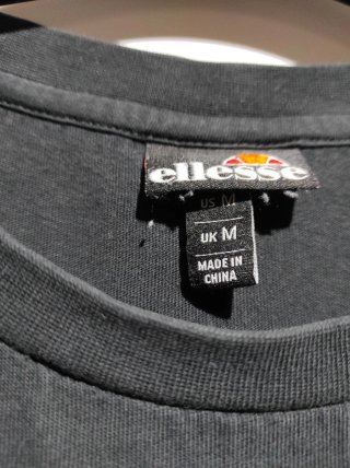 Camiseta negra Ellesse con banda lateral