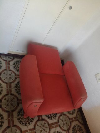 Sillón individual rojo de tela. Tengo dos unidades