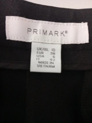 Pantalones de vestir negros quedan rectos .Un sólo