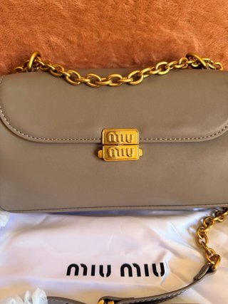 Borsa Miu Miu elegante grigio e oro